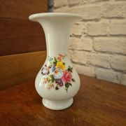 Vase trompette en opaline blanche fleuri vintage