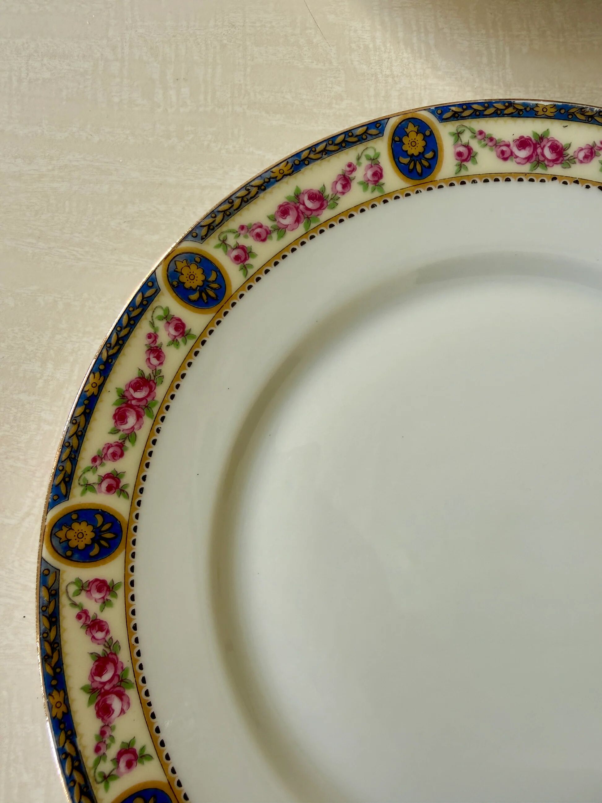 Set of 7 flat plates in Limoges porcelain