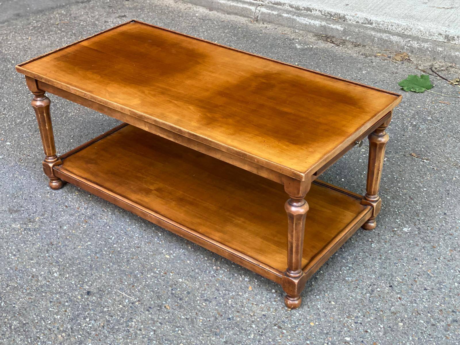 Extendable coffee table in solid wood with two shelves, 100 cm