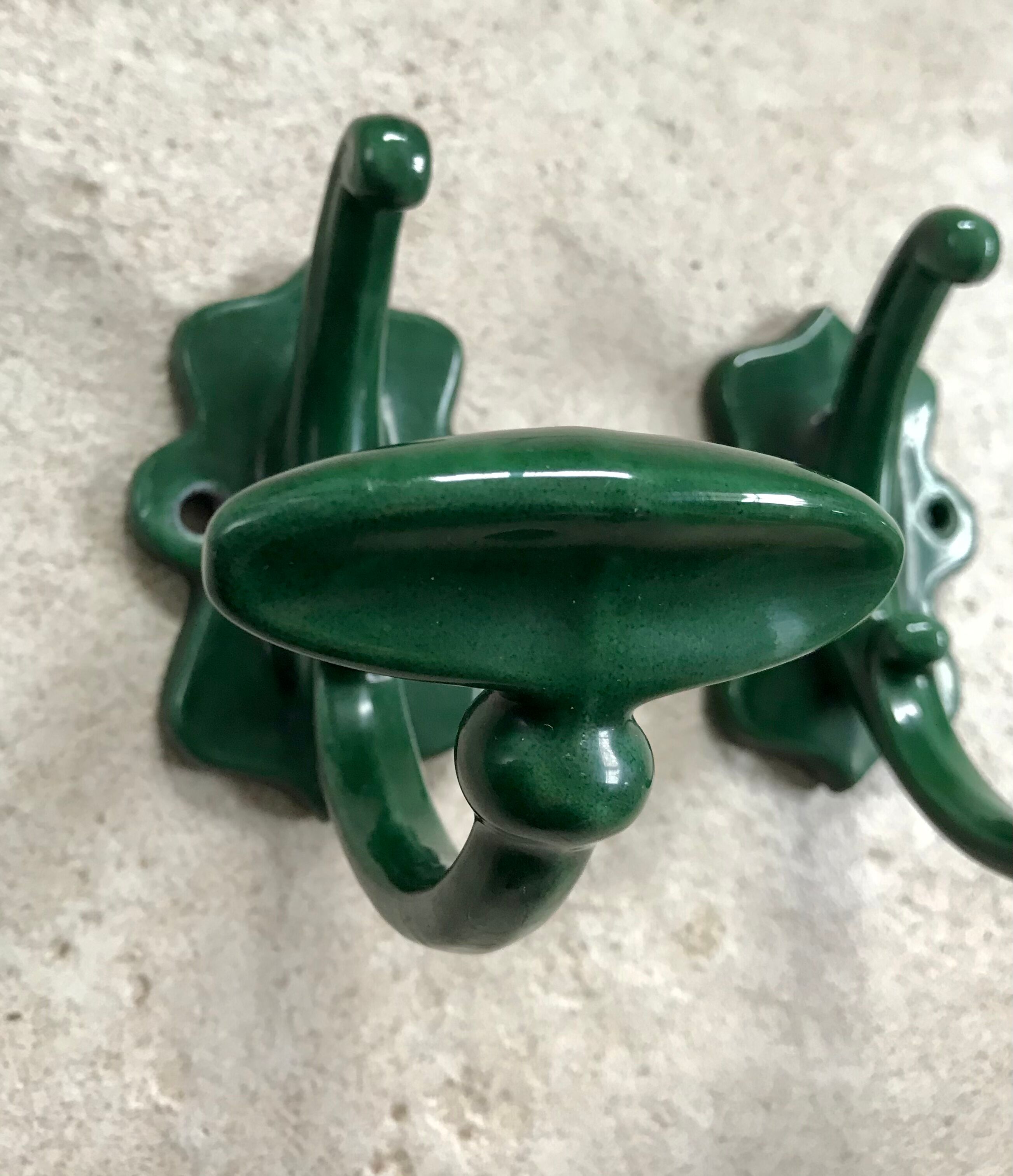 Pair of enamelled cast iron pads