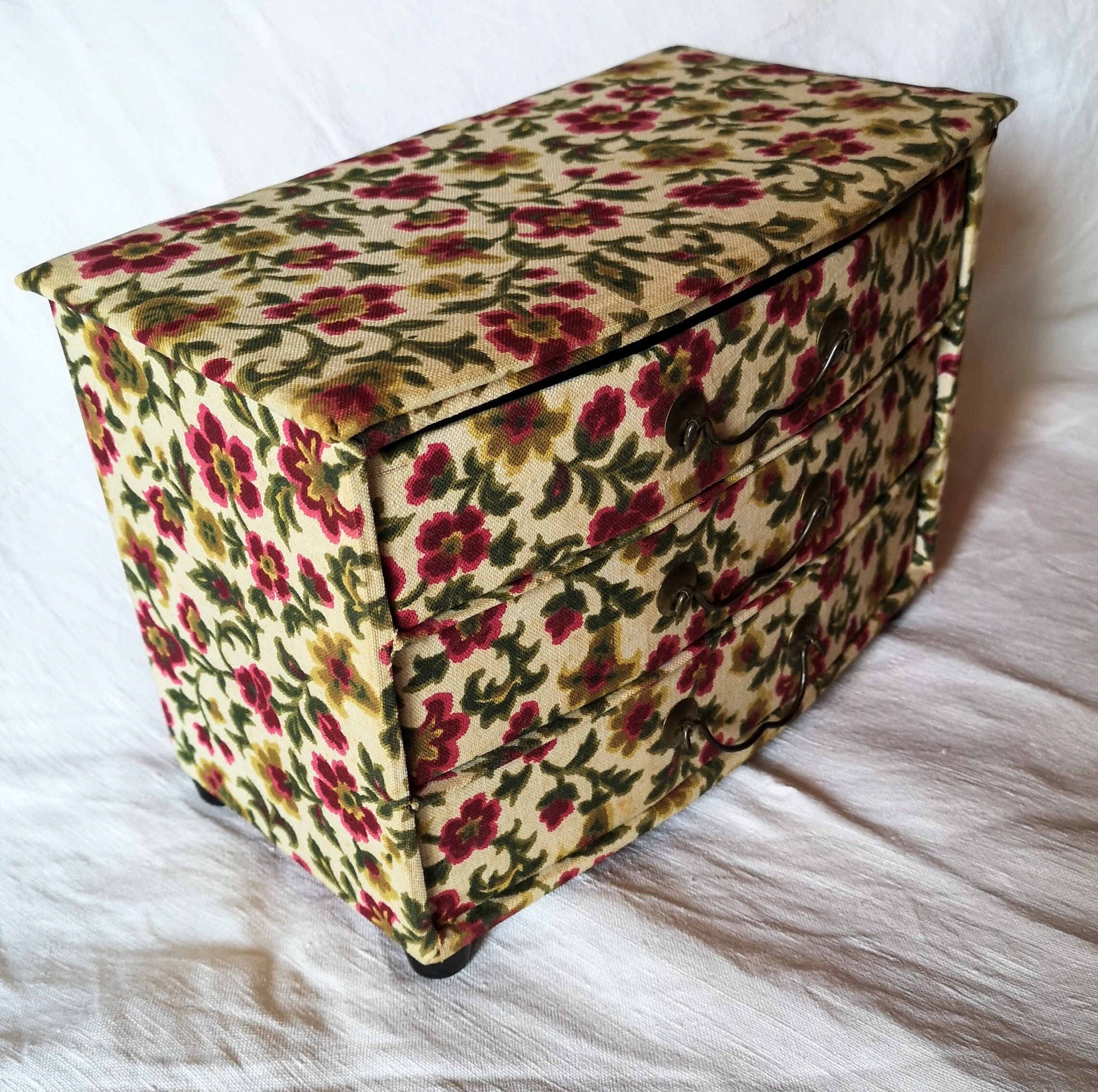 Vintage mini-chest of drawers, made of fabric to store your jewelry
