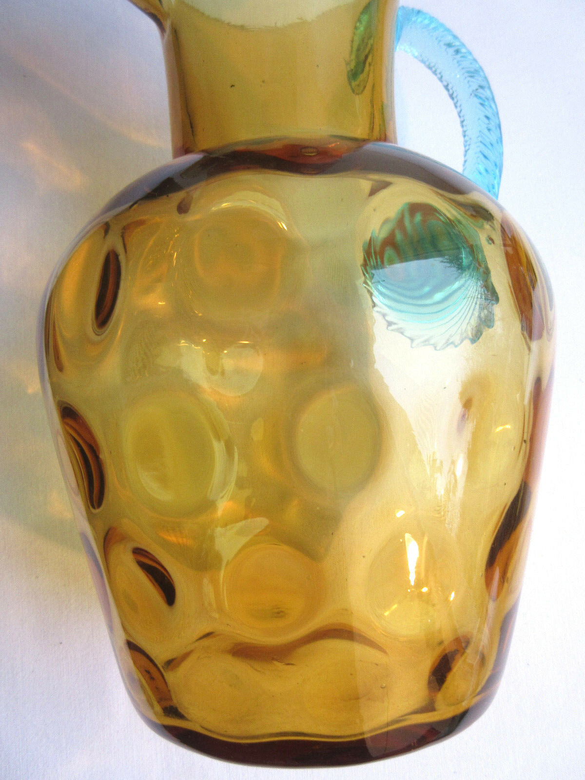 Pichet pot à eau George Sand art nouveau, verre ambre et anse bleue