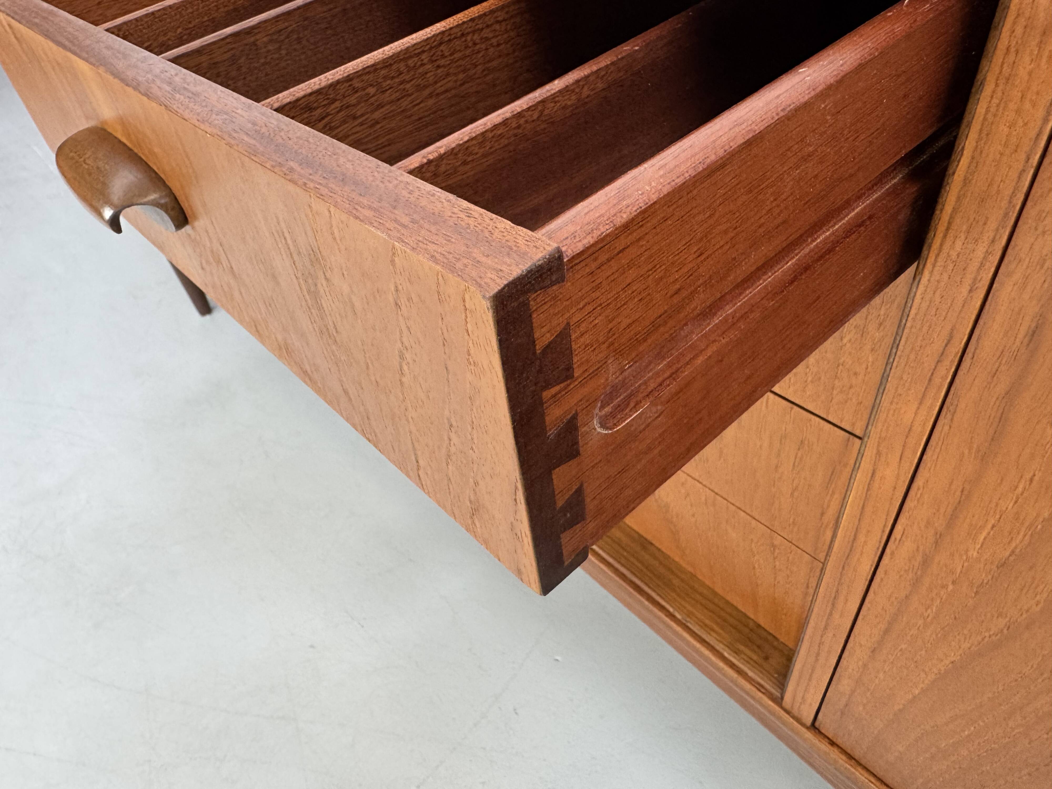 Vintage dressoir van G-Plan design Victor Wilkins uit de "Brasilia"