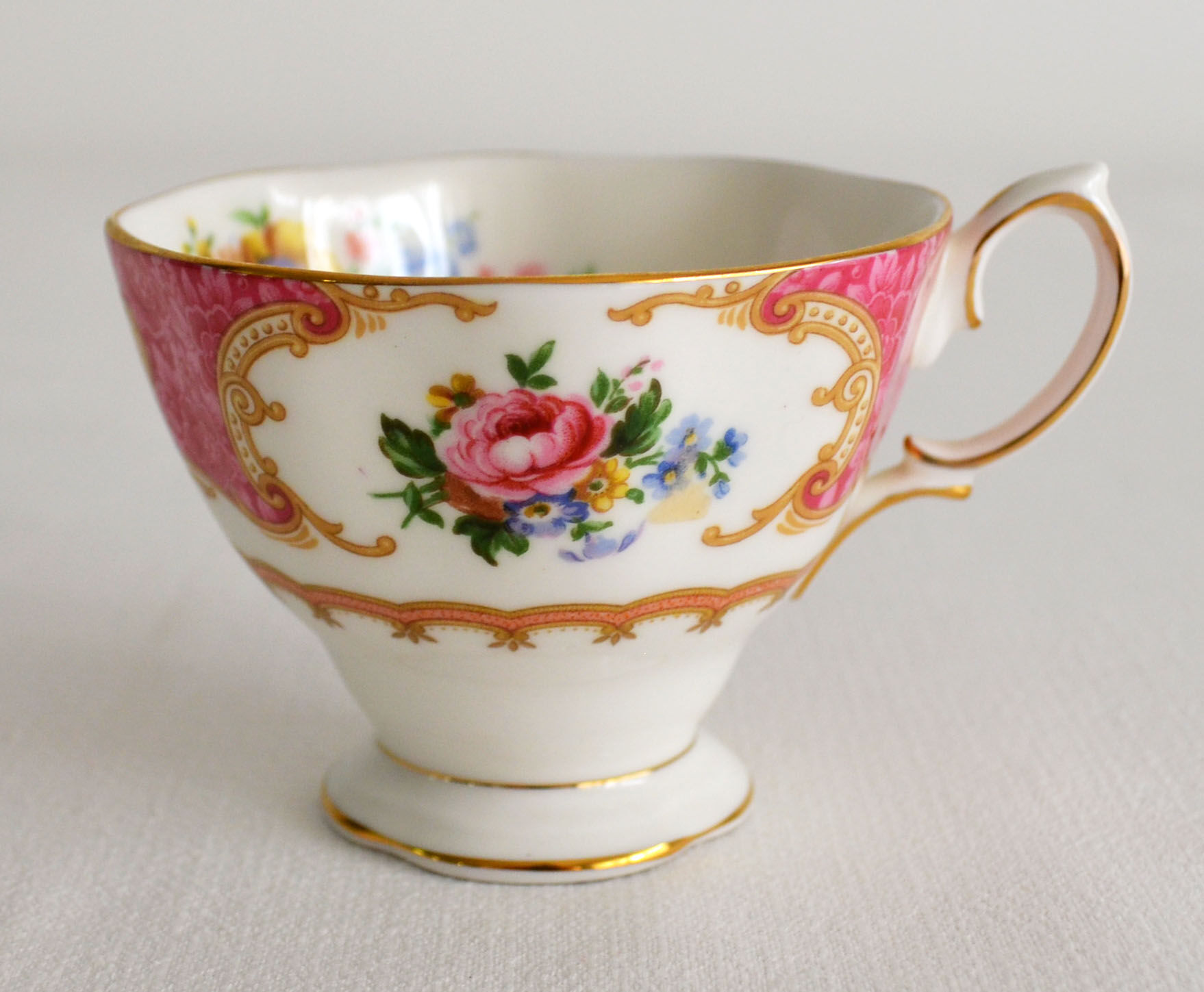 Royal English porcelain tea cup Albert "Lady Carlyle"