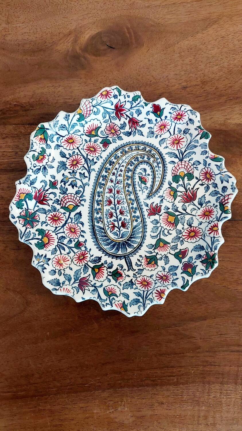 Gien earthenware plate – Floral paisley pattern – Scalloped edge