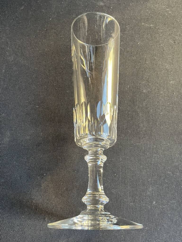 8 Champagne flutes – light cut crystal