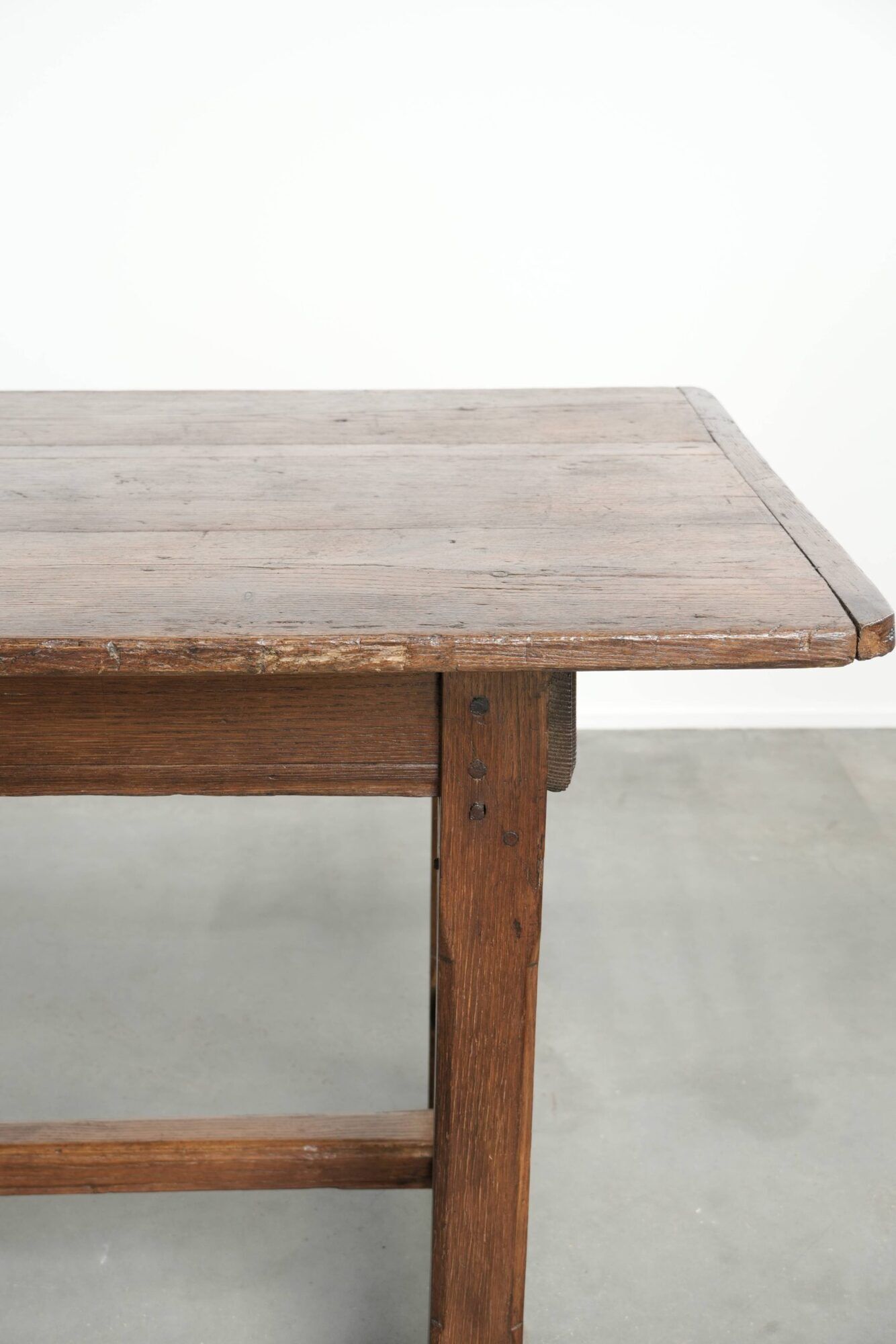 Antique oak dining table from the 18th century for 6 to 8 people