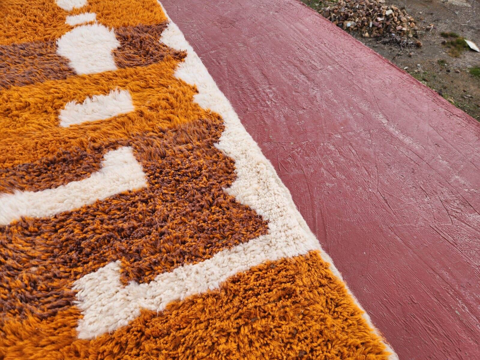 Tapis Beni Ouarain 300x200 cm – Laine épaisse, motifs berbères ocre & écru,