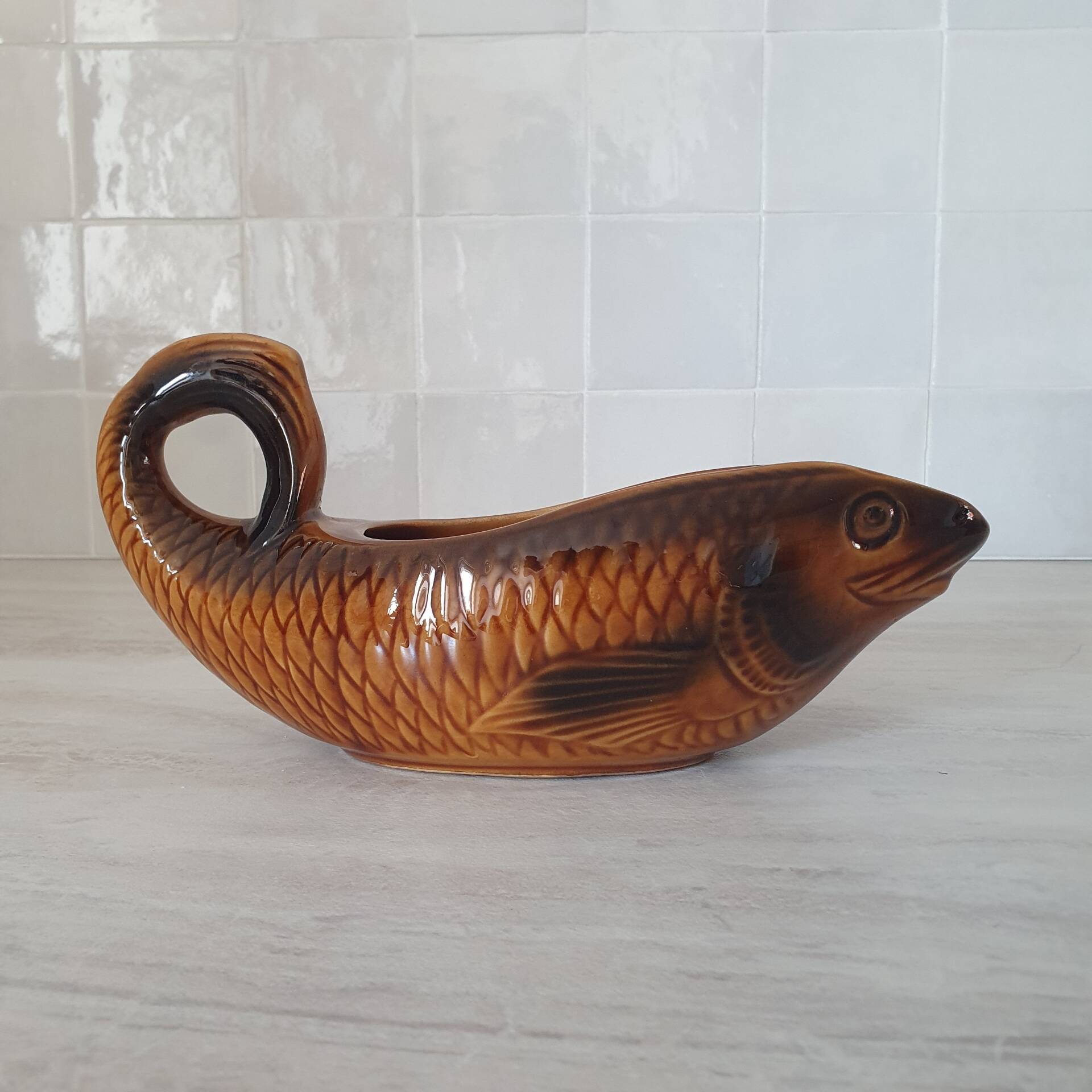 Sarreguemines / Saucière en forme poisson en céramique Barbotine