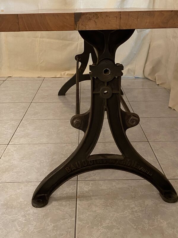 Grande table à manger de style industriel