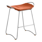 Tabouret de bar contemporain de design organique en métal argent vieilli et cuir naturel de tabac