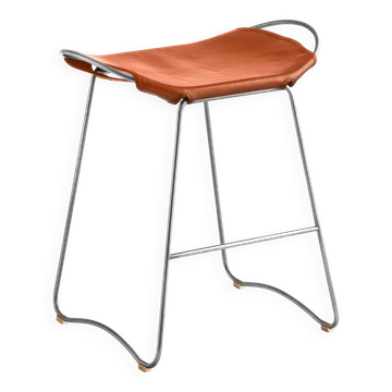 Tabouret de bar contemporain de design organique en métal argent vieilli et cuir naturel de tabac