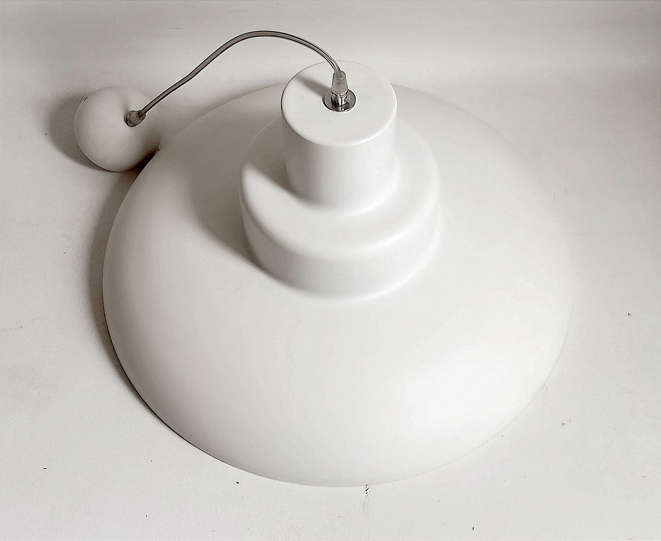White lacquered chandelier Italian design 80s Diameter 50 cm