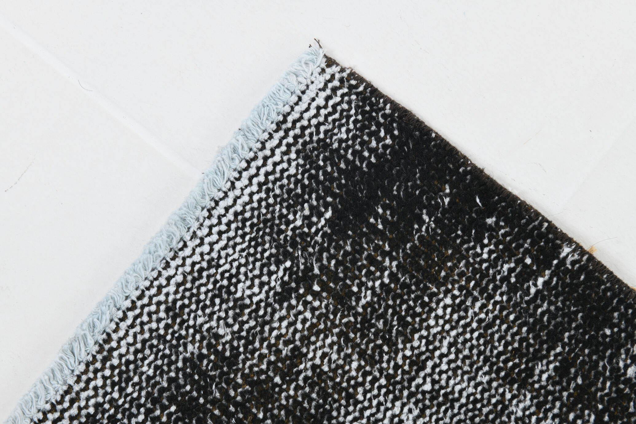 Handknotted wool rug, 284x172cm