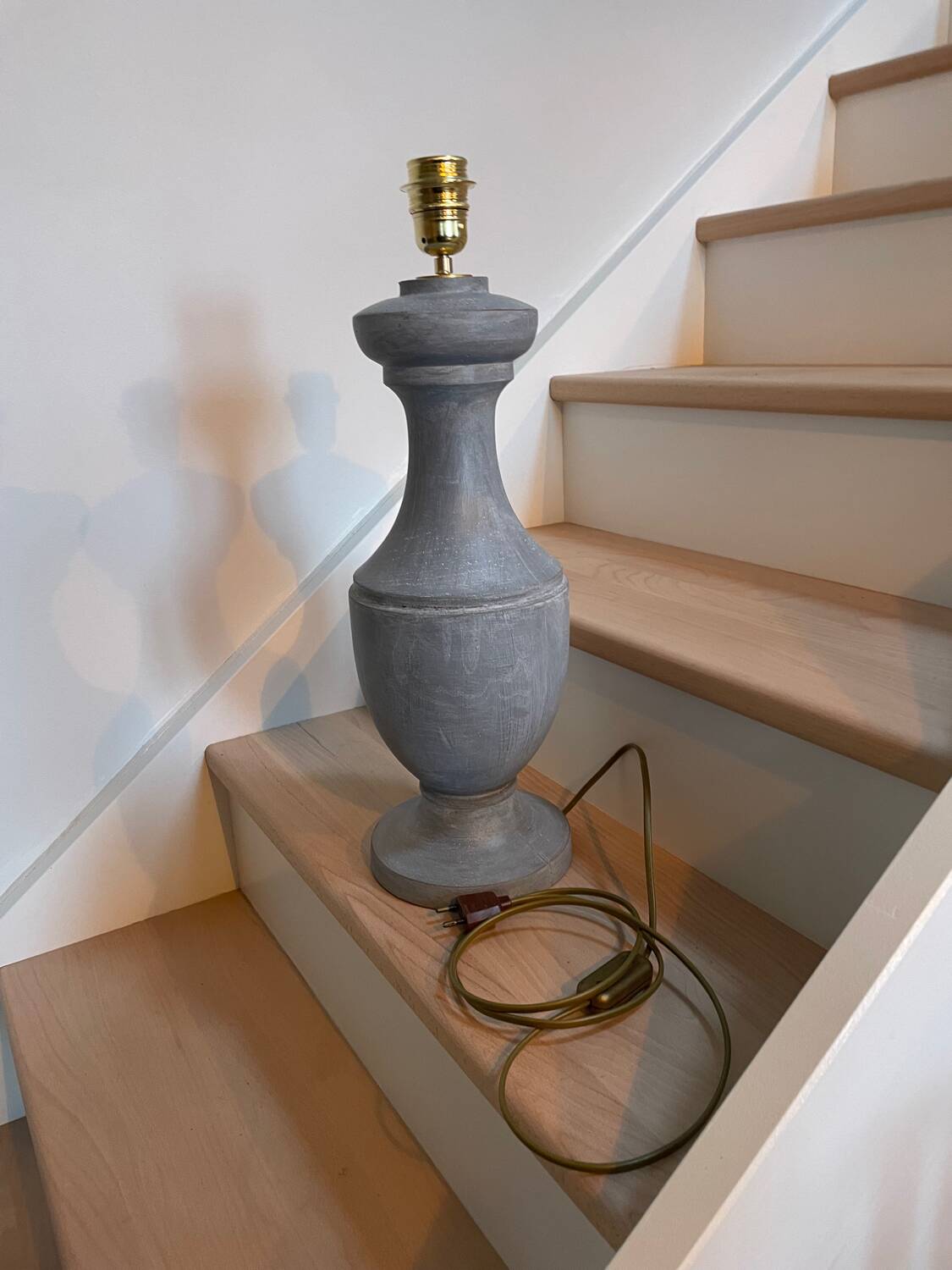 Lampe balustre vintage en bois de couleur gris zinc