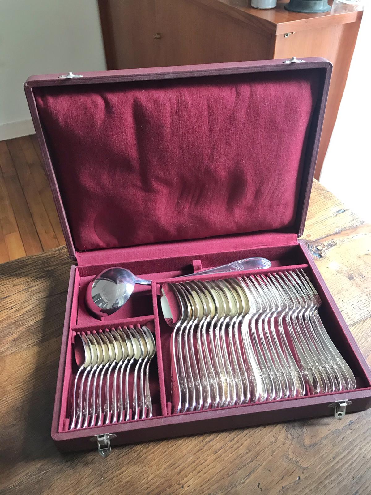Silver metal housewife model Rocaille