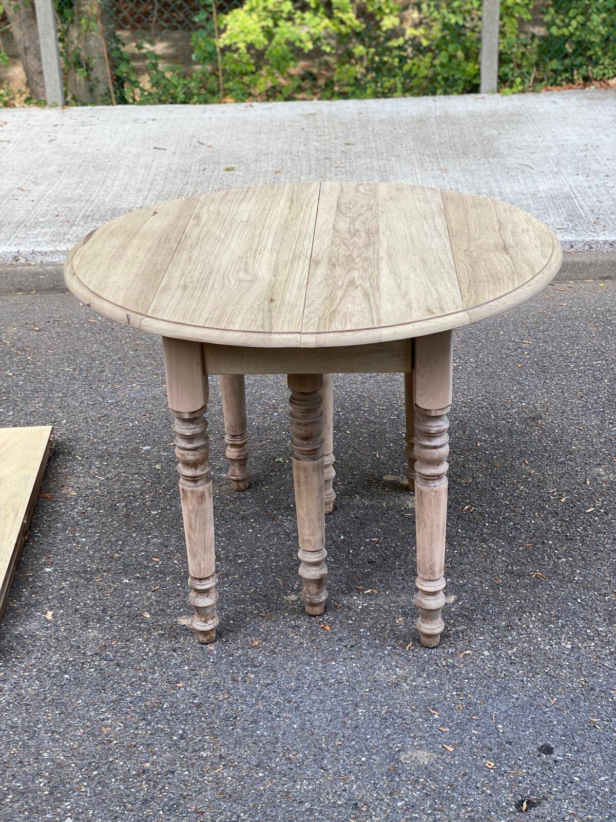 Round extendable dining table with flaps, stripped in raw oak, with 3 extensions.