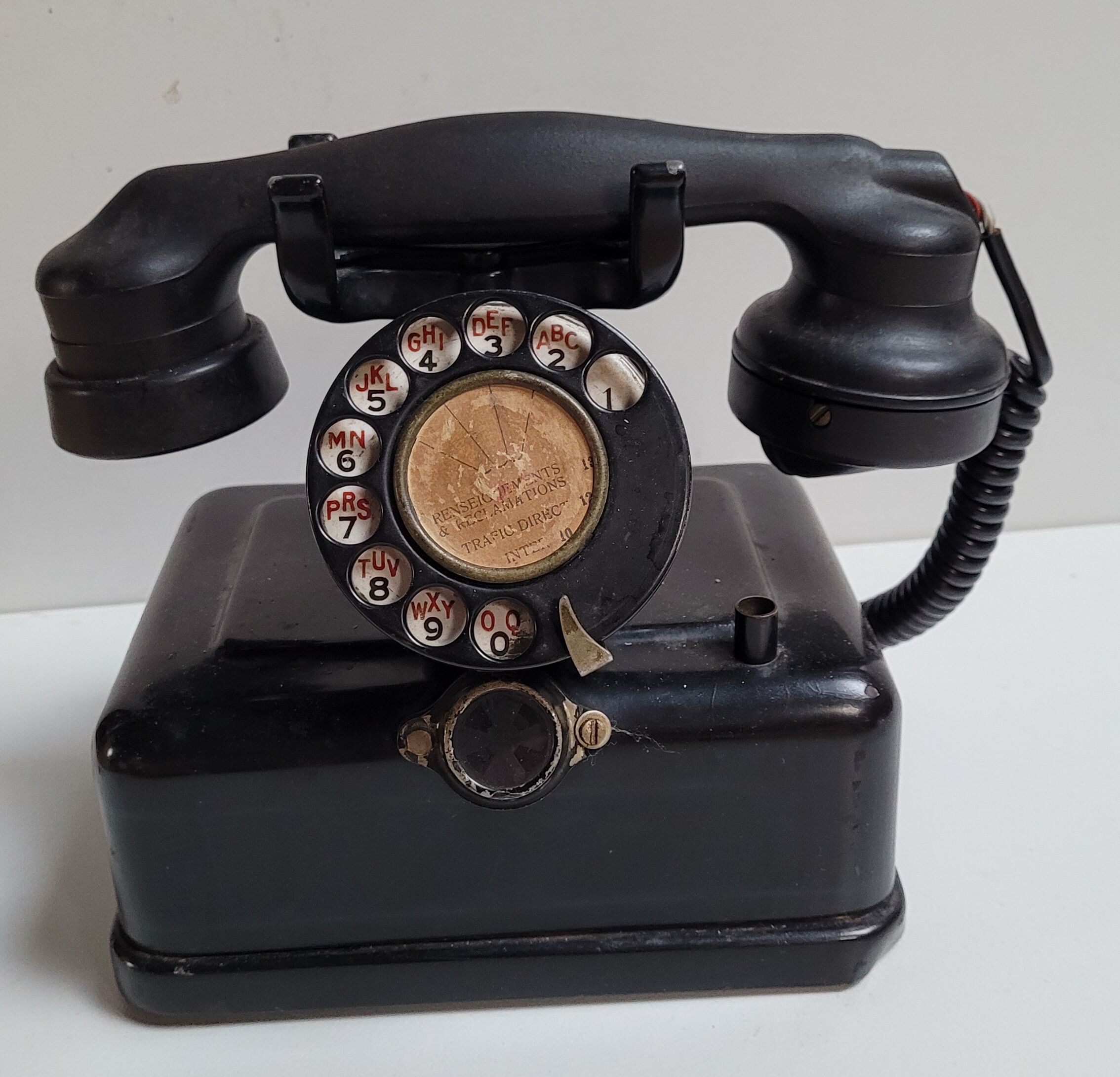 Bakelite phone 13