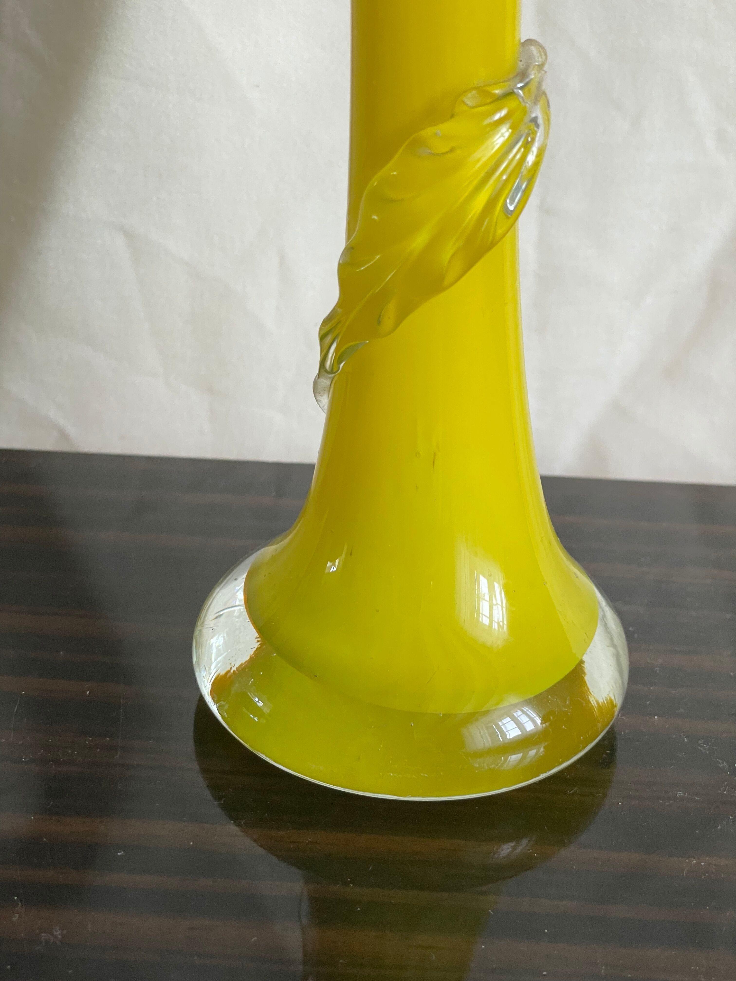 Soliflore jaune avec décor feuille en verre transparent