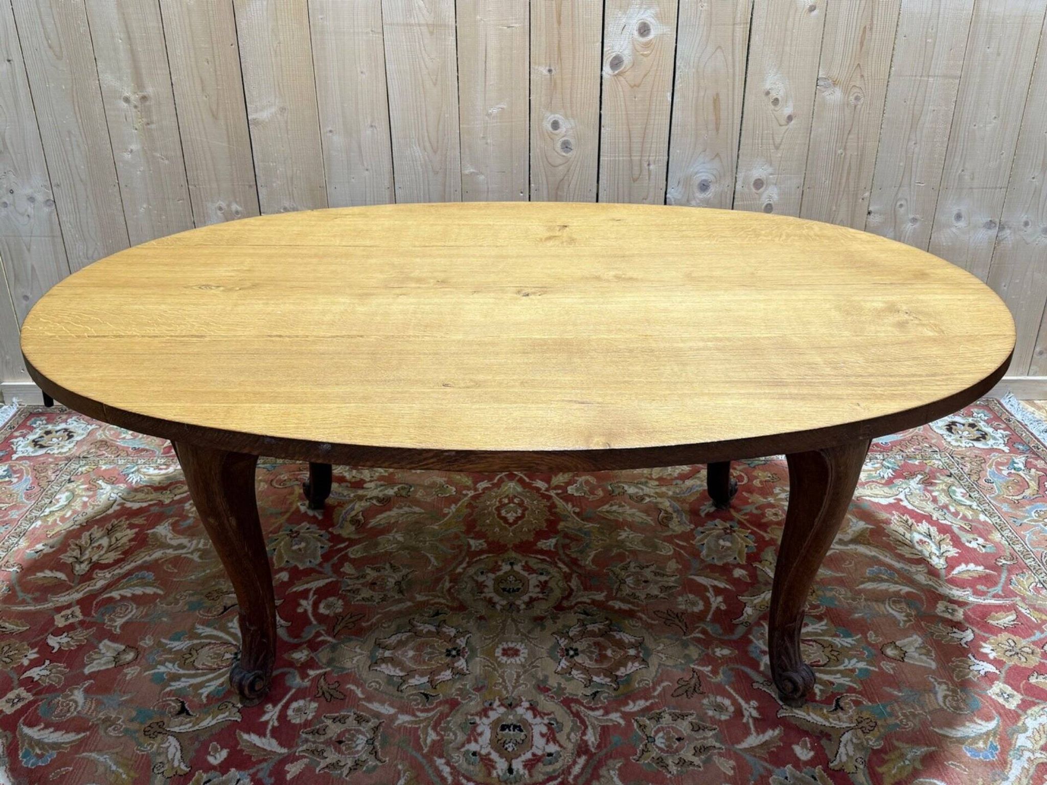 Table de salle à manger ovale de style Louis XV en chêne massif