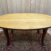 Table de salle à manger ovale de style Louis XV en chêne massif