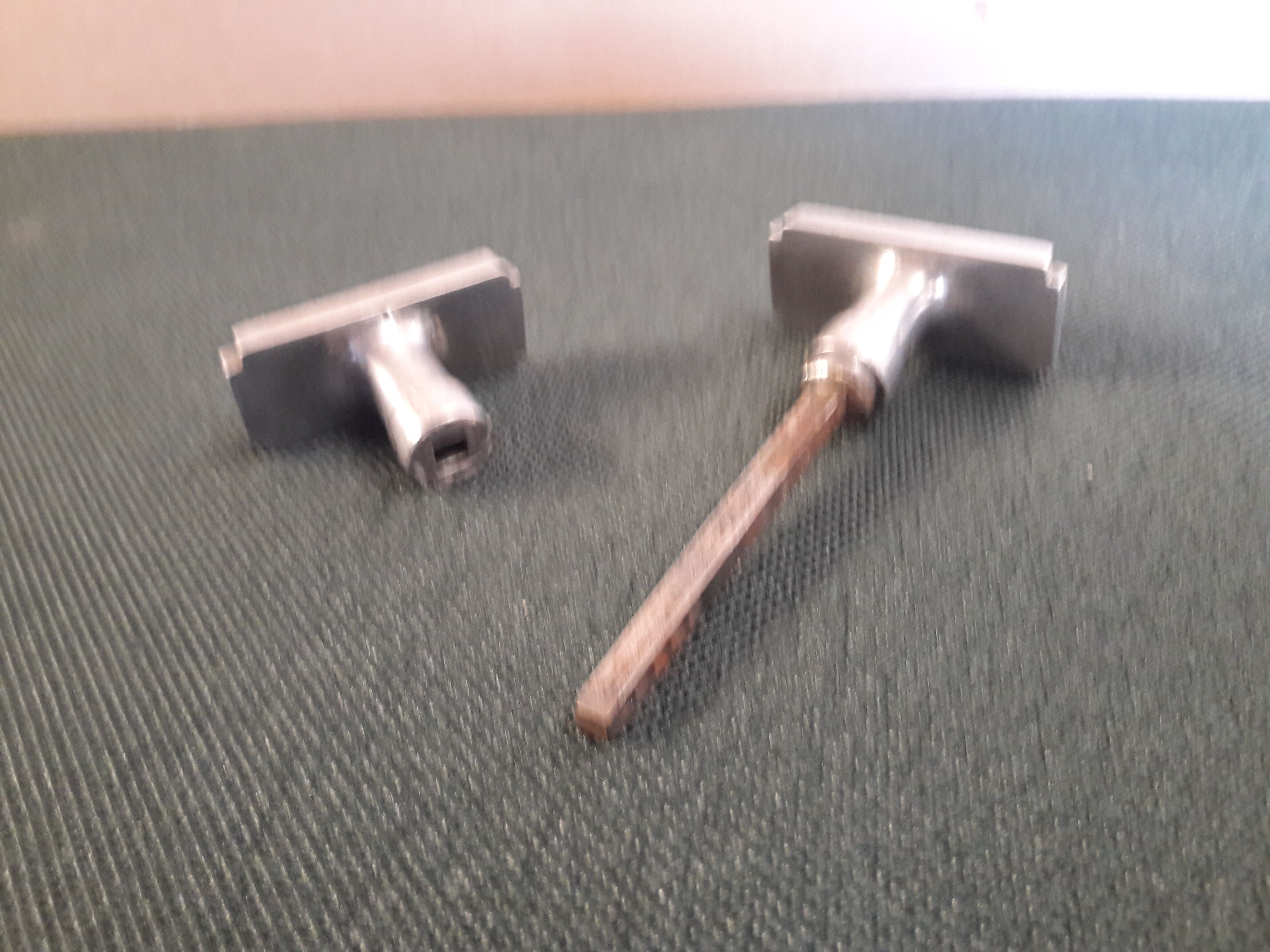 Une paire de poignée aluminium art deco