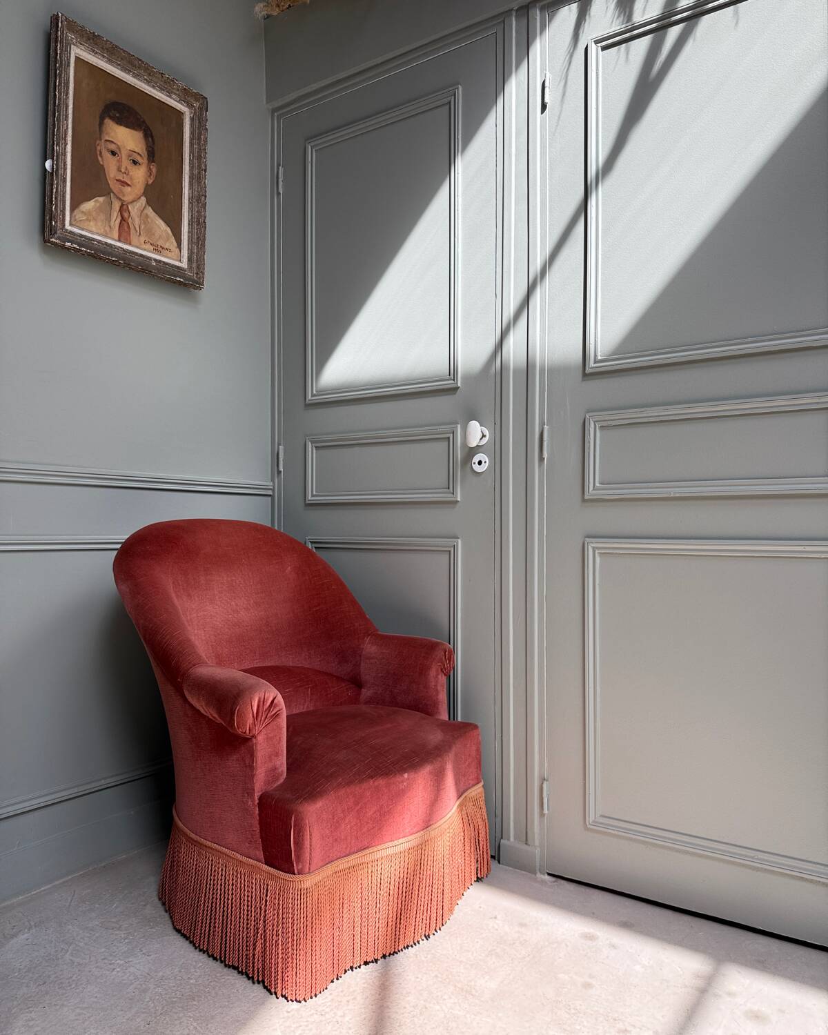 Pink velvet toad chair