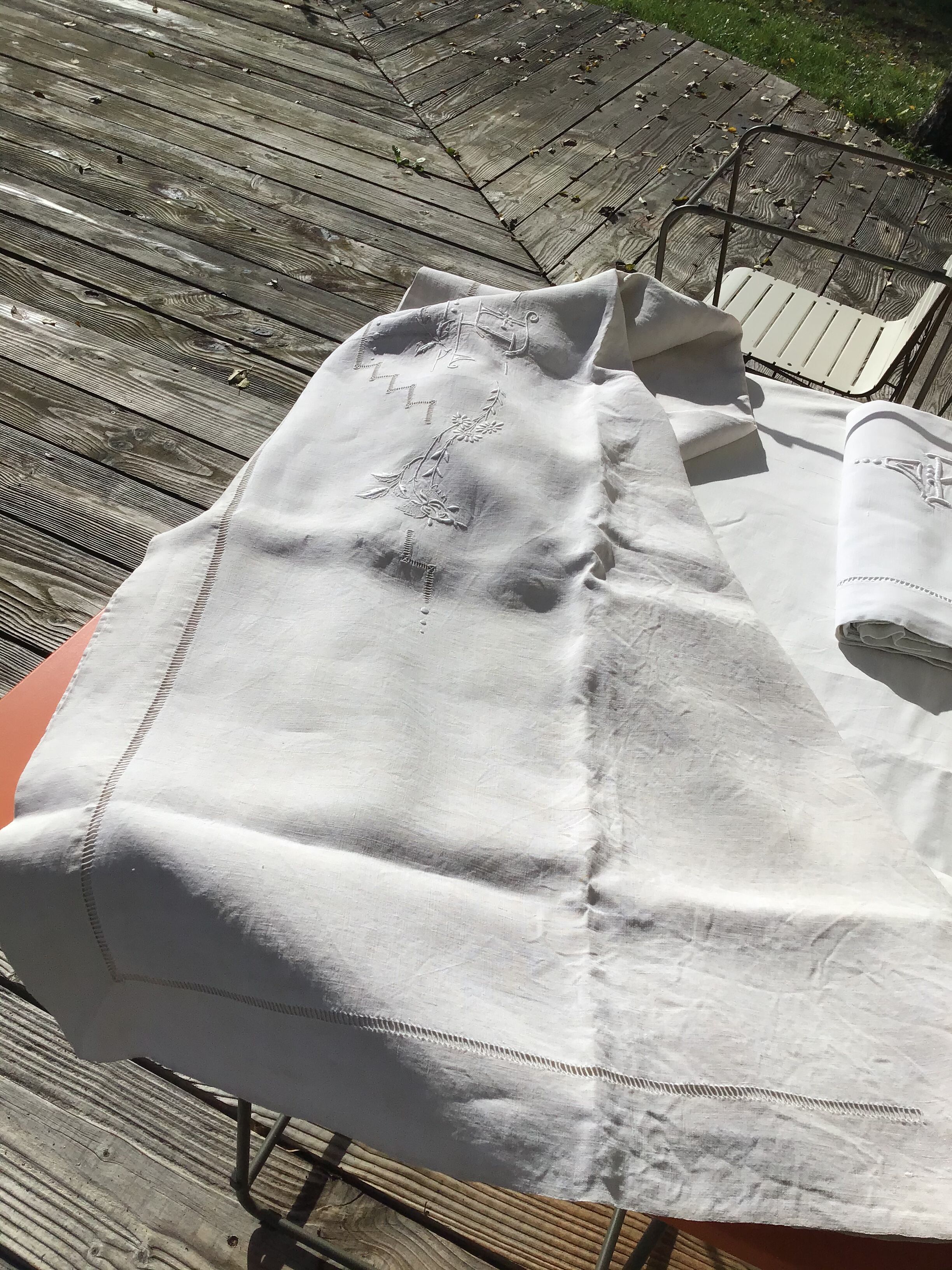 Hand embroidered EL sheet flowers and day scale central sewing