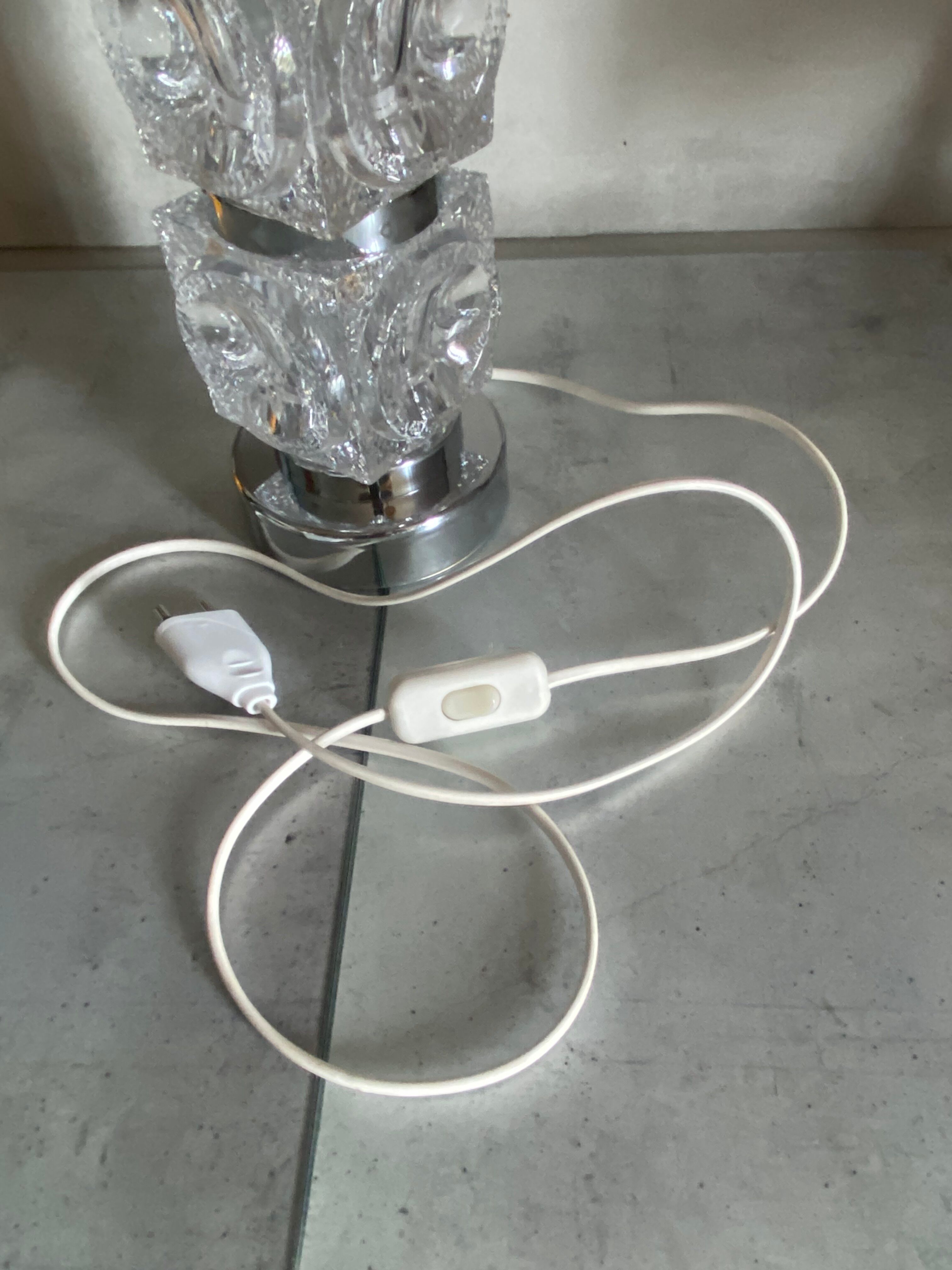 Lampe de table moderniste en verre texturé et chrome Peill & P