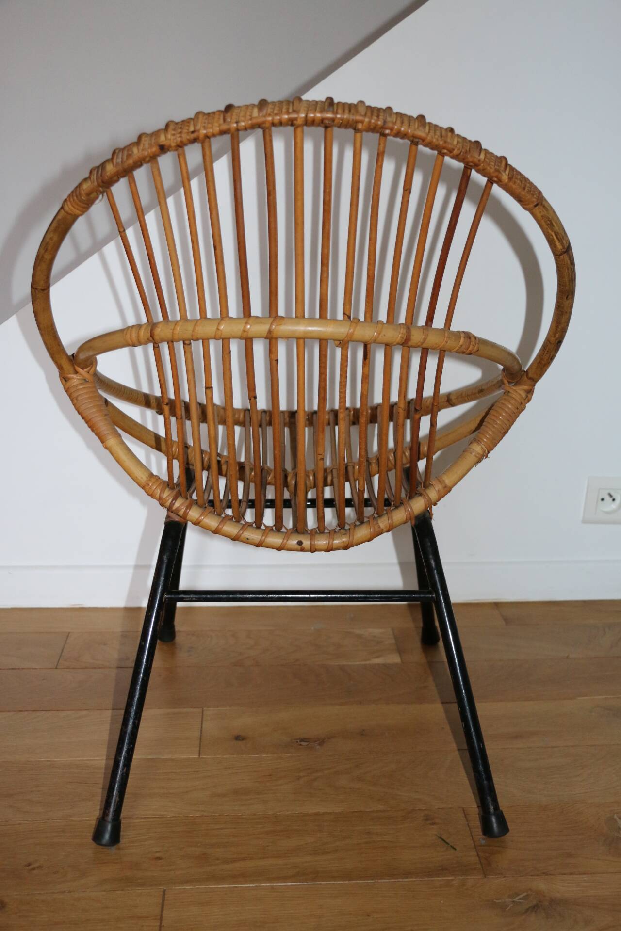 Fauteuil rotin enfant piètement métal 1950