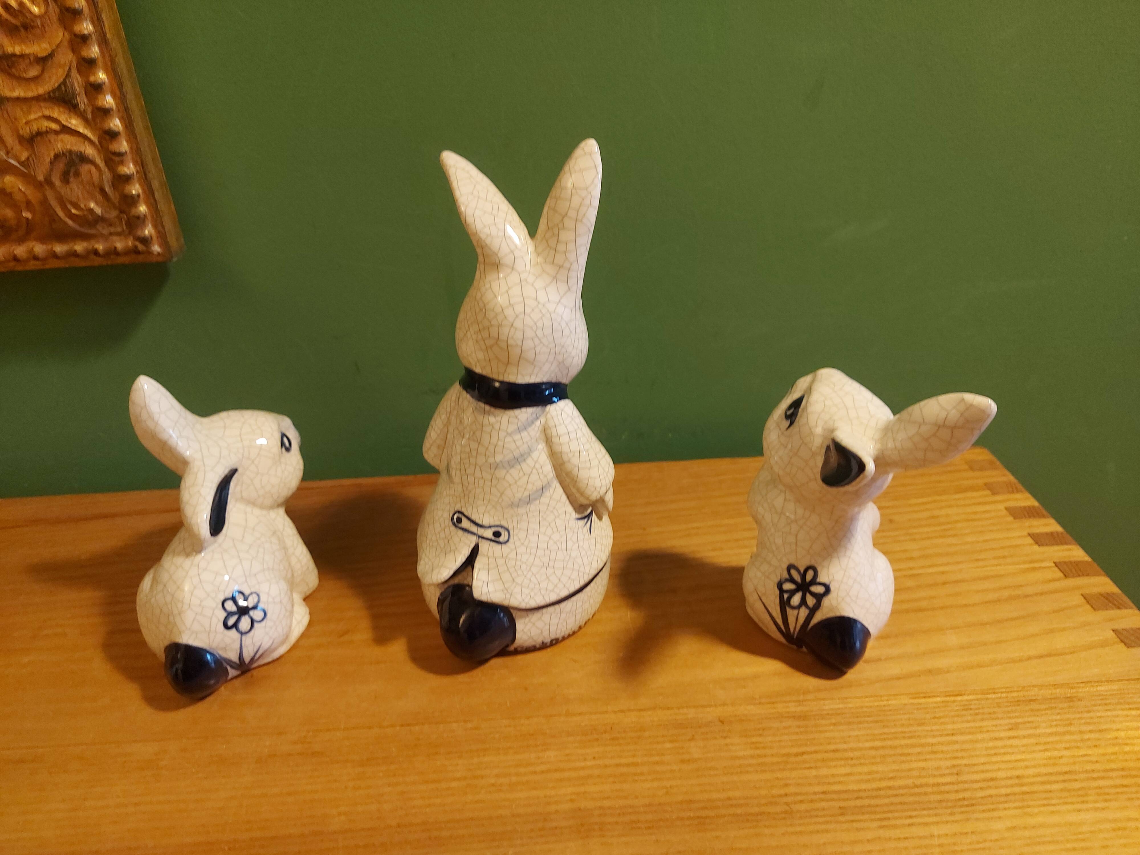 3 lapins en céramique craqelée  , poterier Dedham , Usa