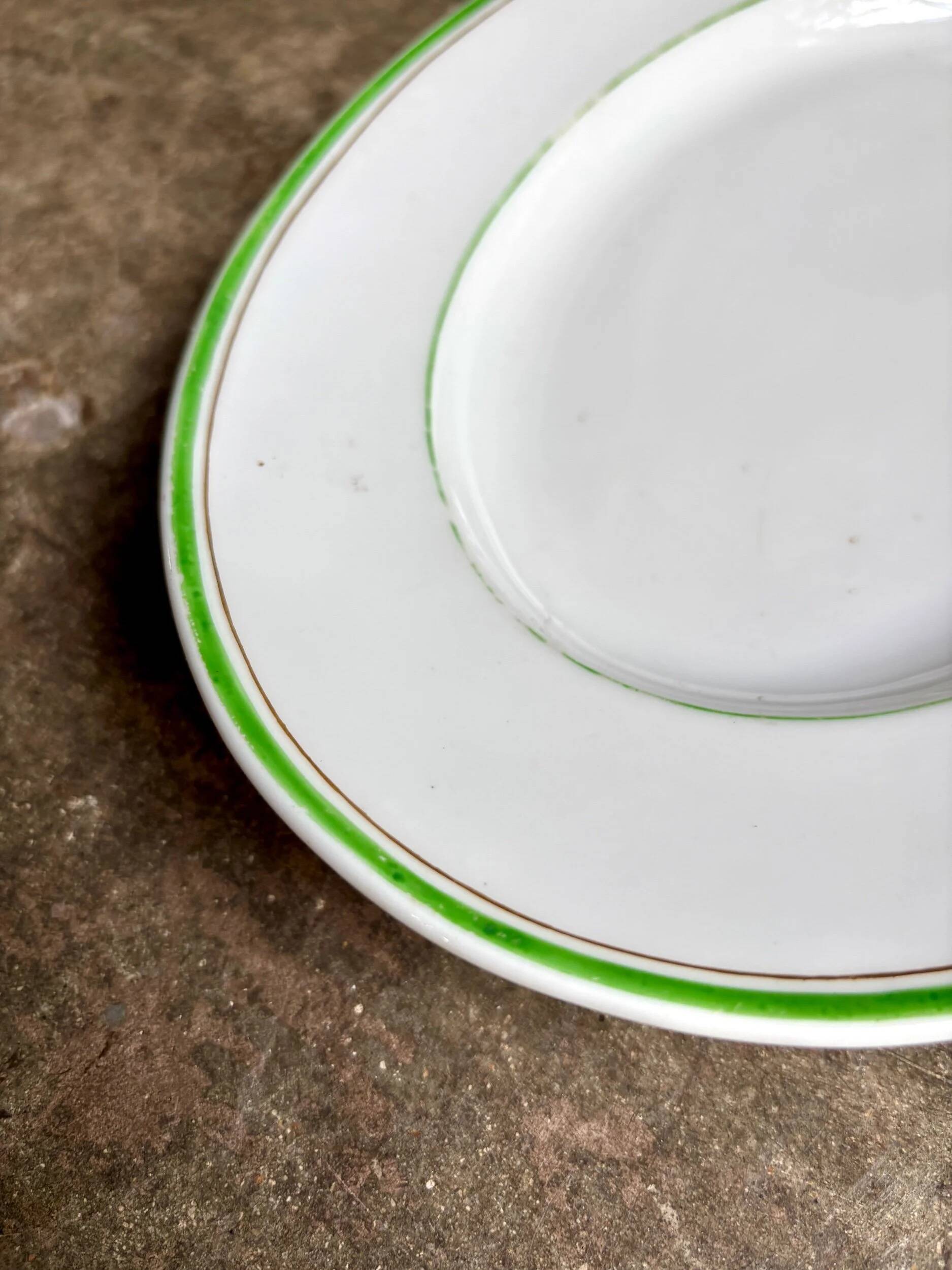 Plat ovale en porcelaine blanche, verte et dorée