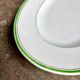 Plat ovale en porcelaine blanche, verte et dorée