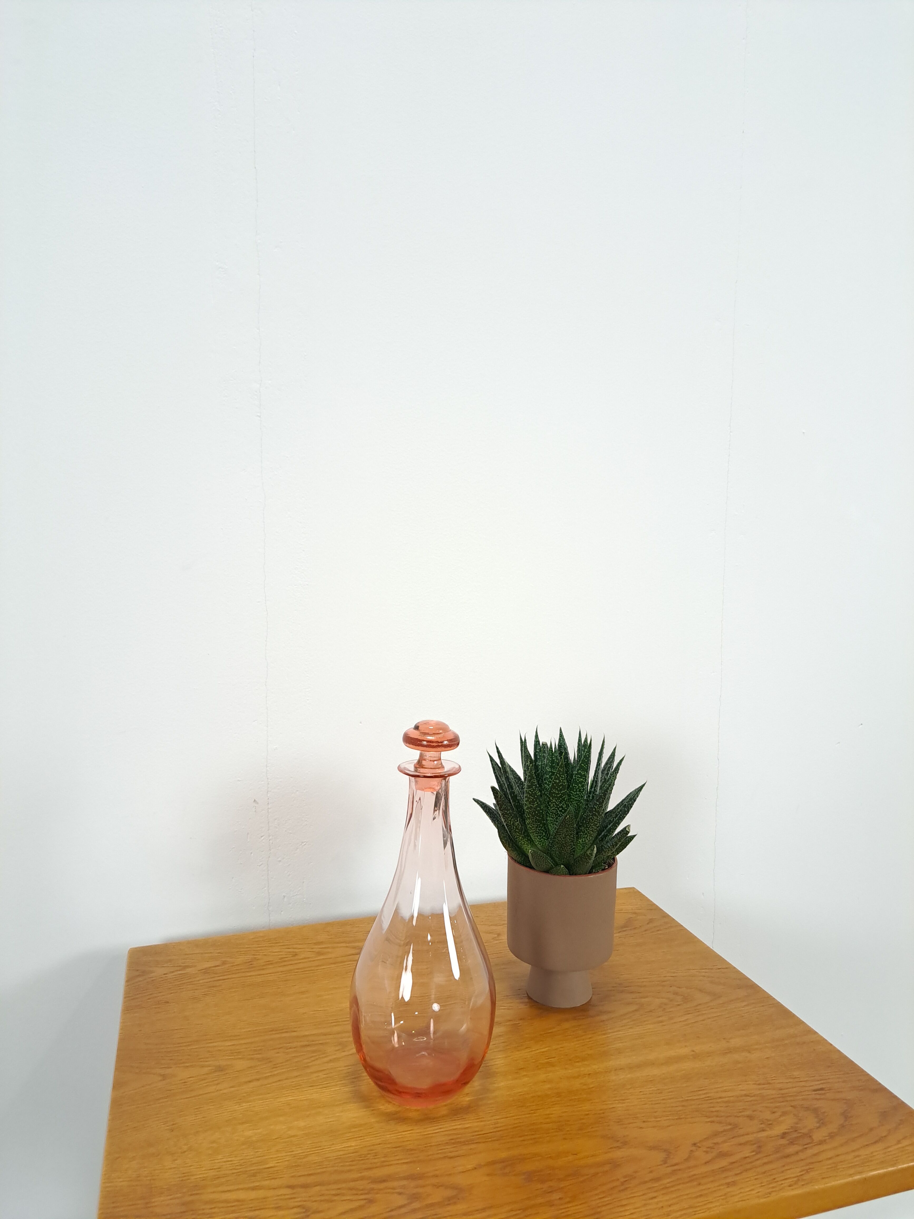 Carafe en verre rose vintage