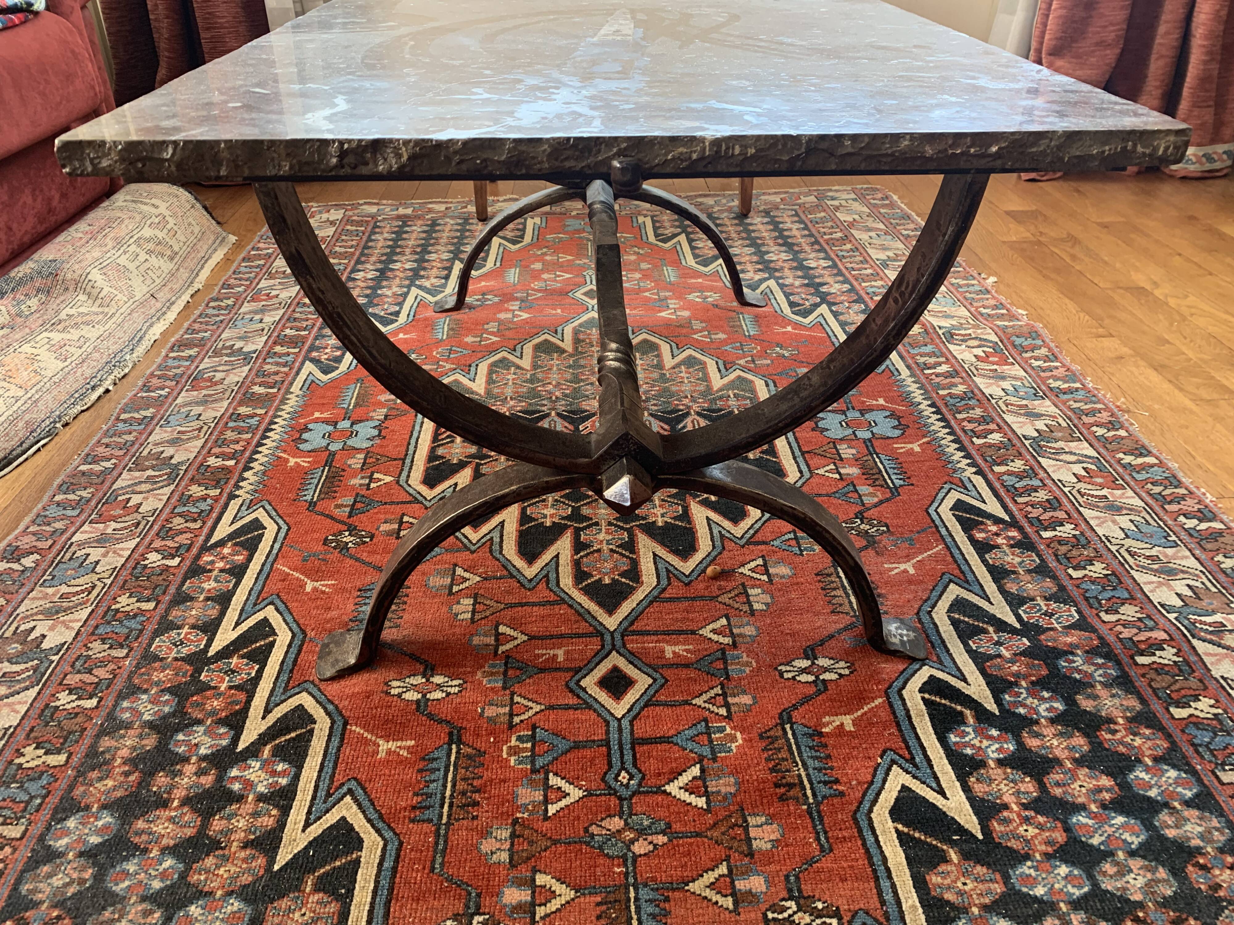 Table basse en pierre de lavé et fer forgé