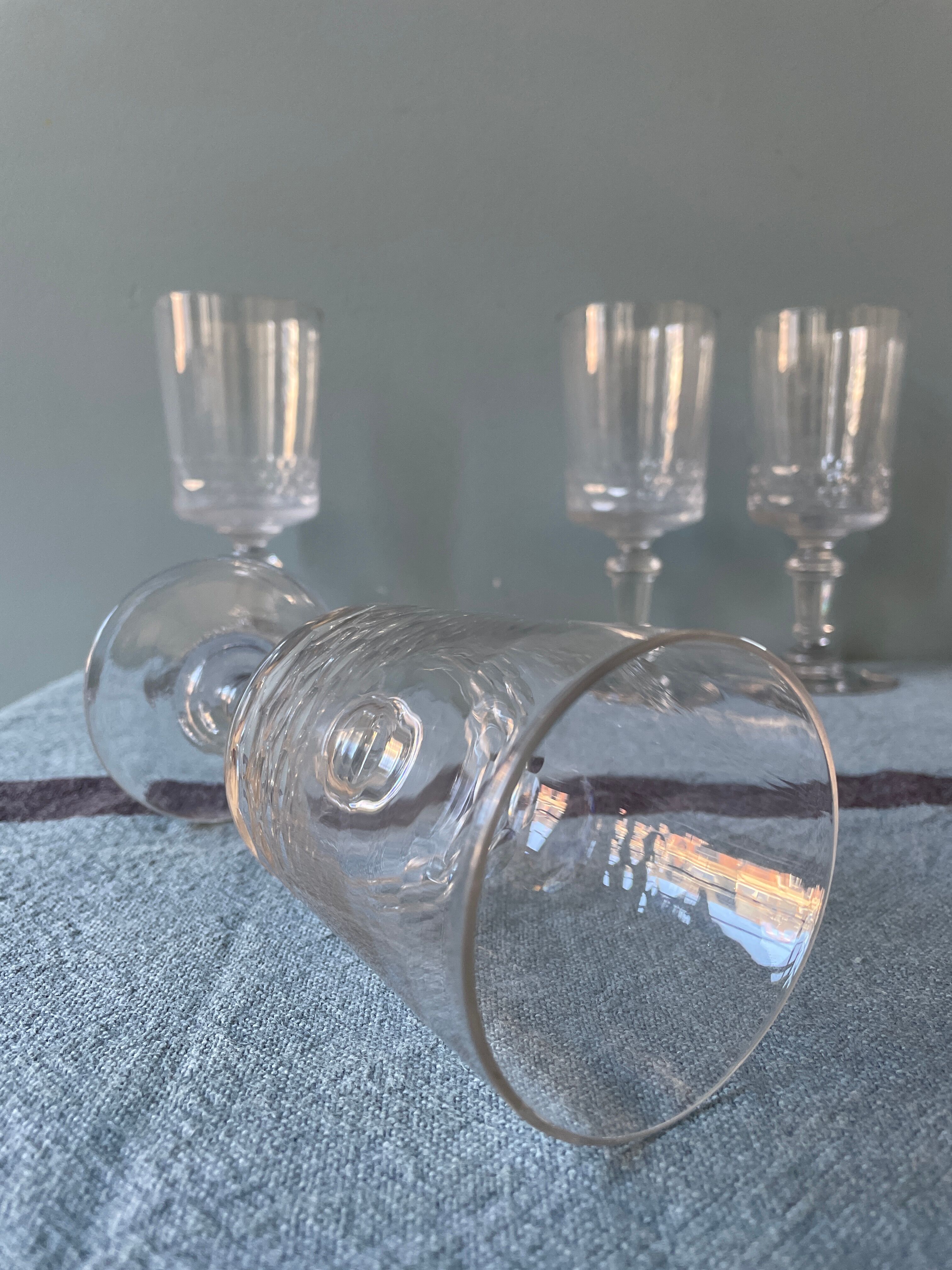 Lot de 4 verres à pieds anciens