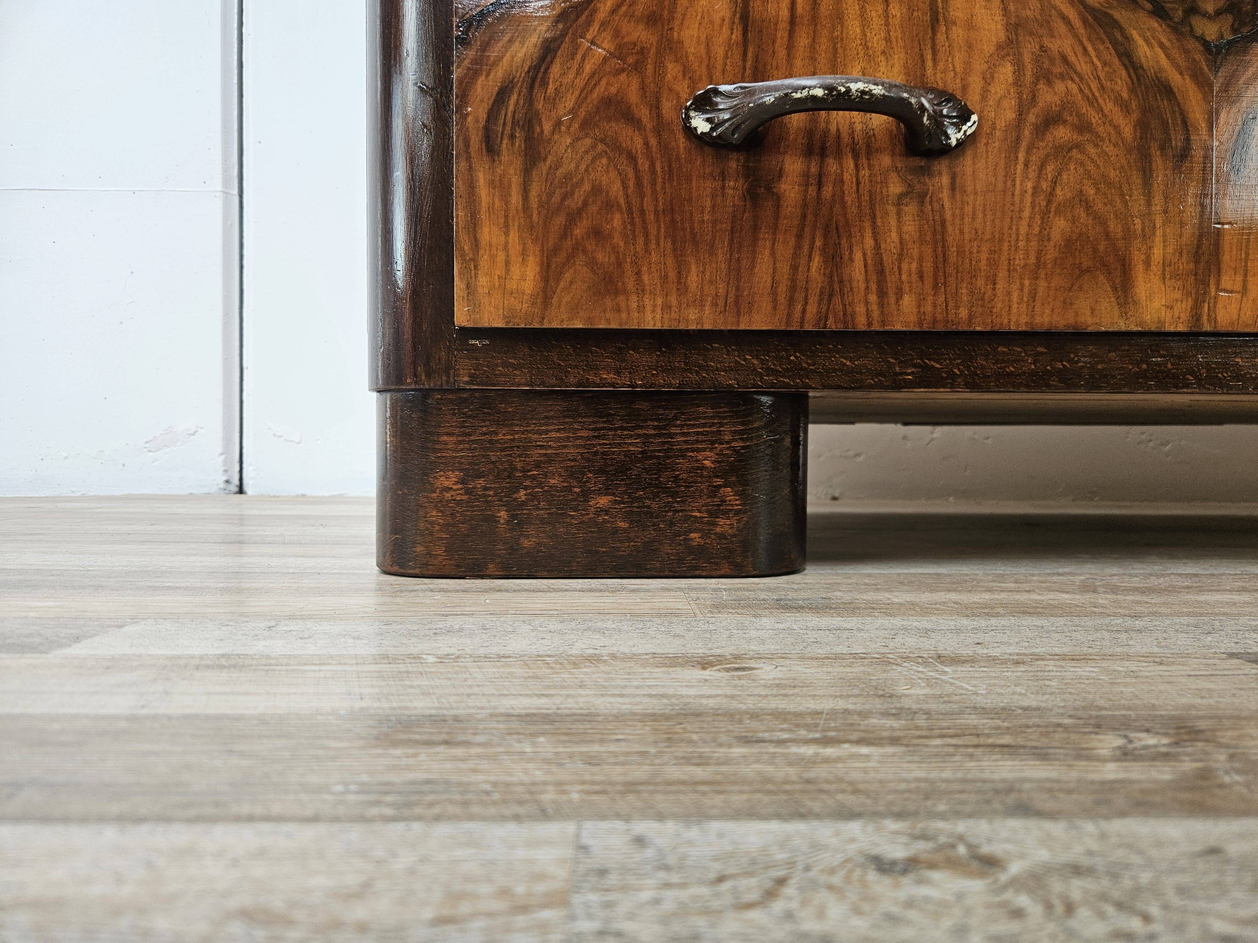 Art Decò chest of drawers from the 1940s in mahogany and briar