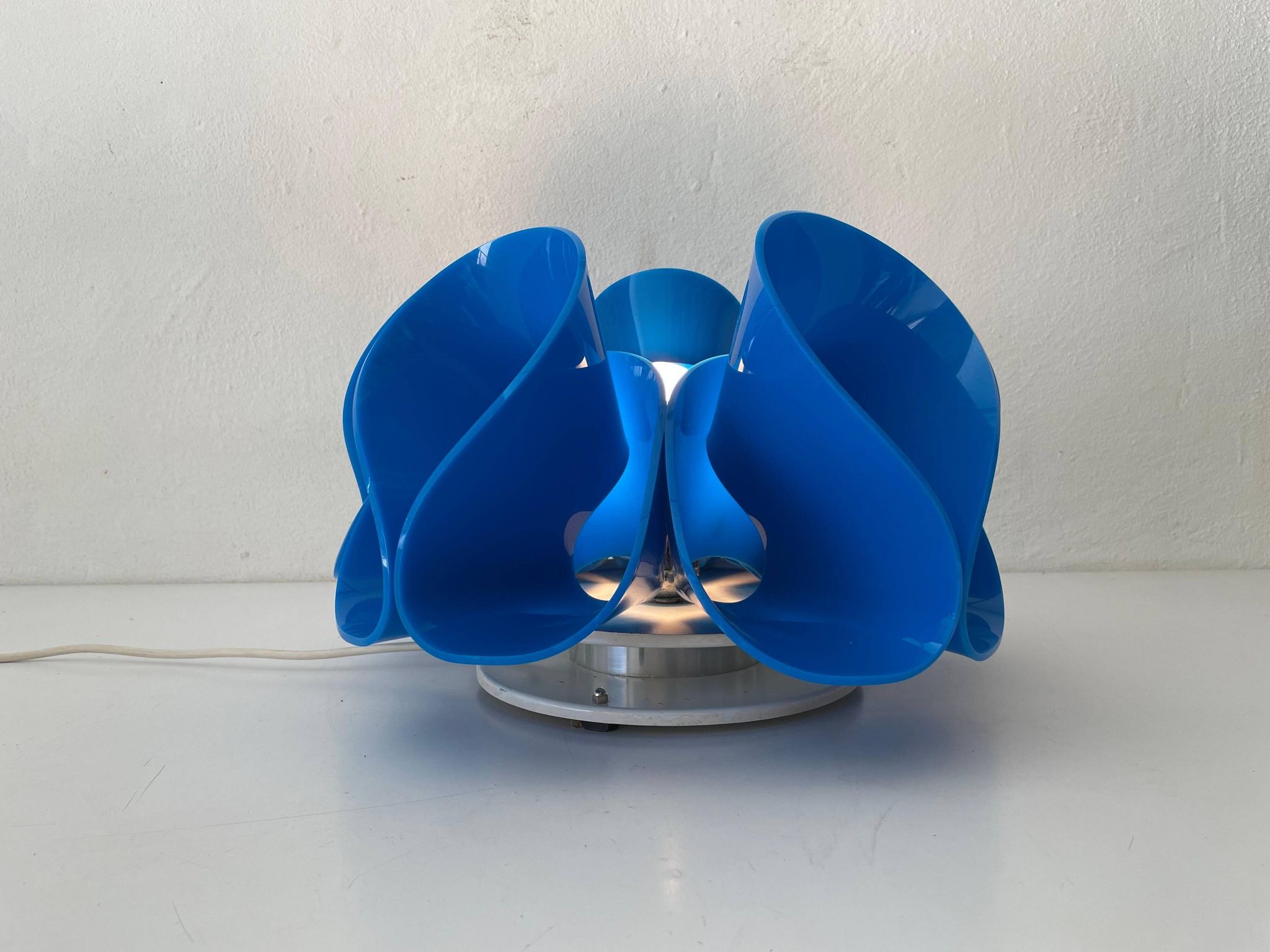 Lampe de table en plexiglas bleu Flower Design, années 1970, Italie
