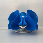 Lampe de table en plexiglas bleu Flower Design, années 1970, Italie