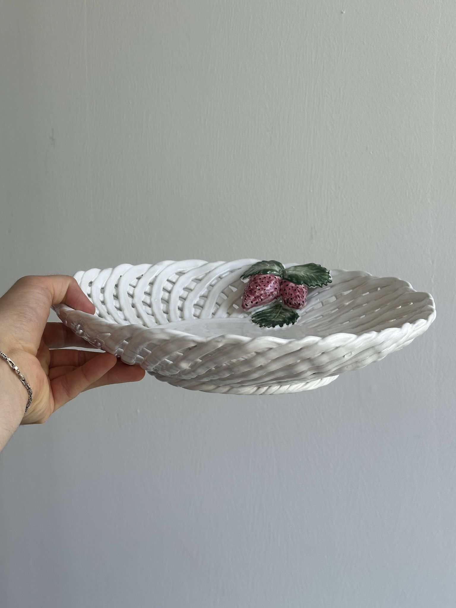Corbeille en céramique blanche torsadée