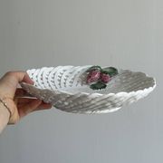 Corbeille en céramique blanche torsadée