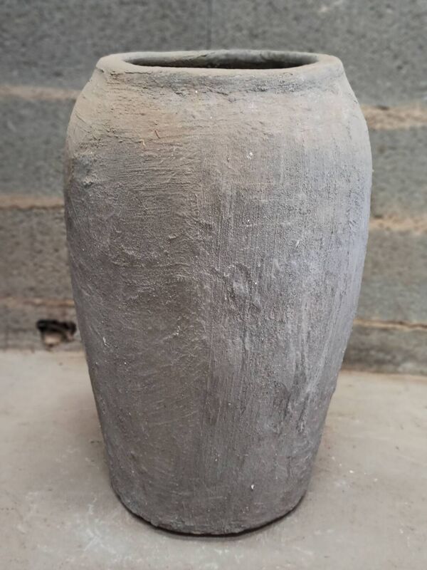 Pot ancien en terre cuite gris