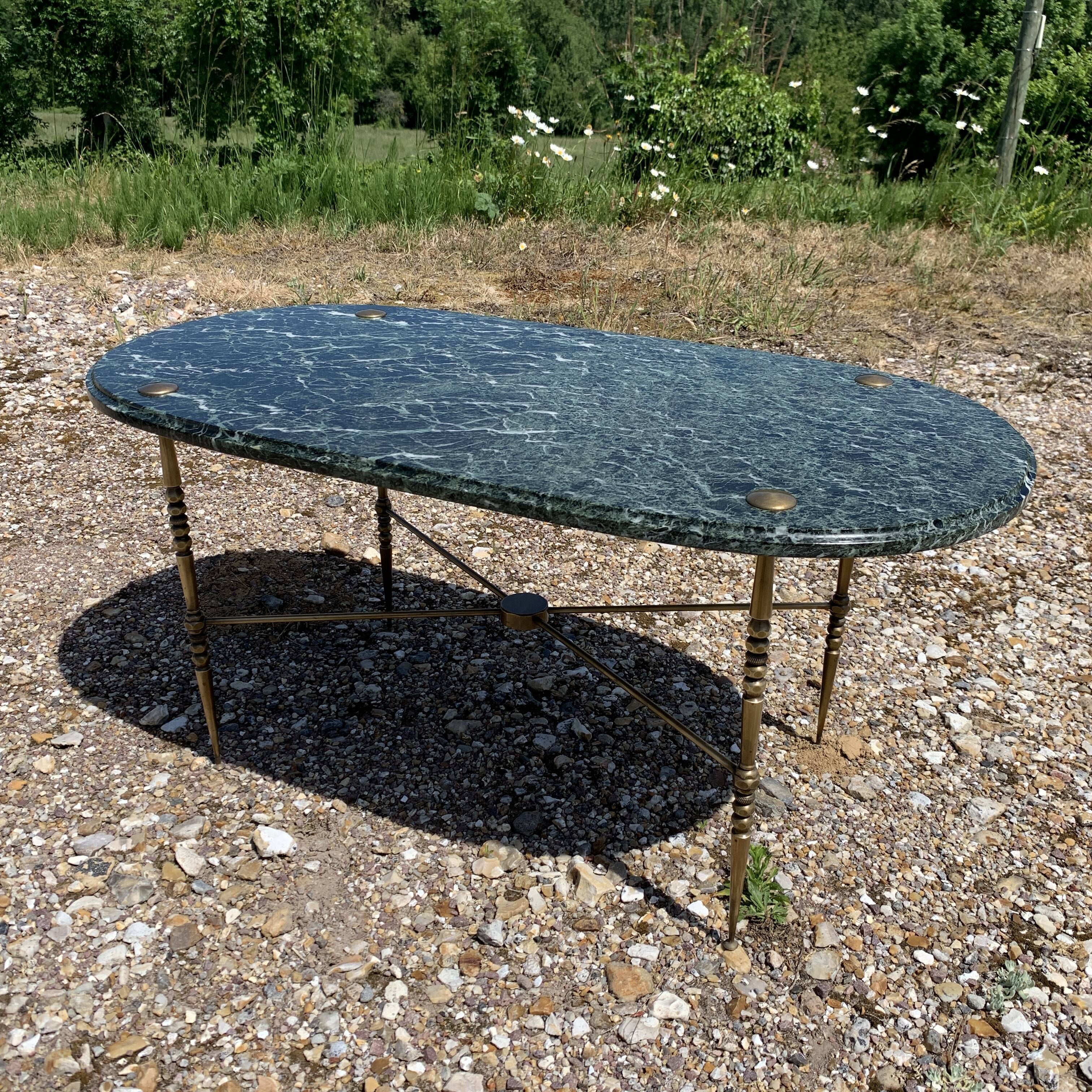 Oval coffee table in veined green marble