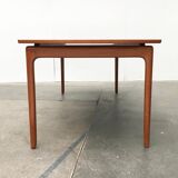 Mid-century teak coffee table by Ole Wanscher for Poul Jeppesens Møbelfabrik.