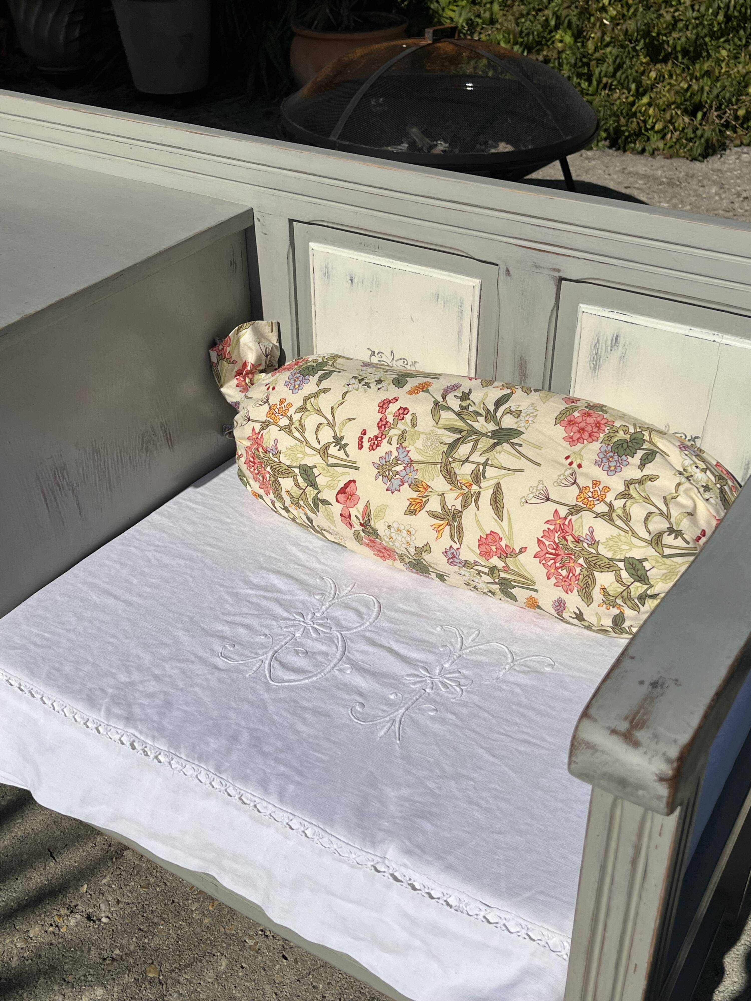 Vintage furniture revamped – old telephone table, wood & white