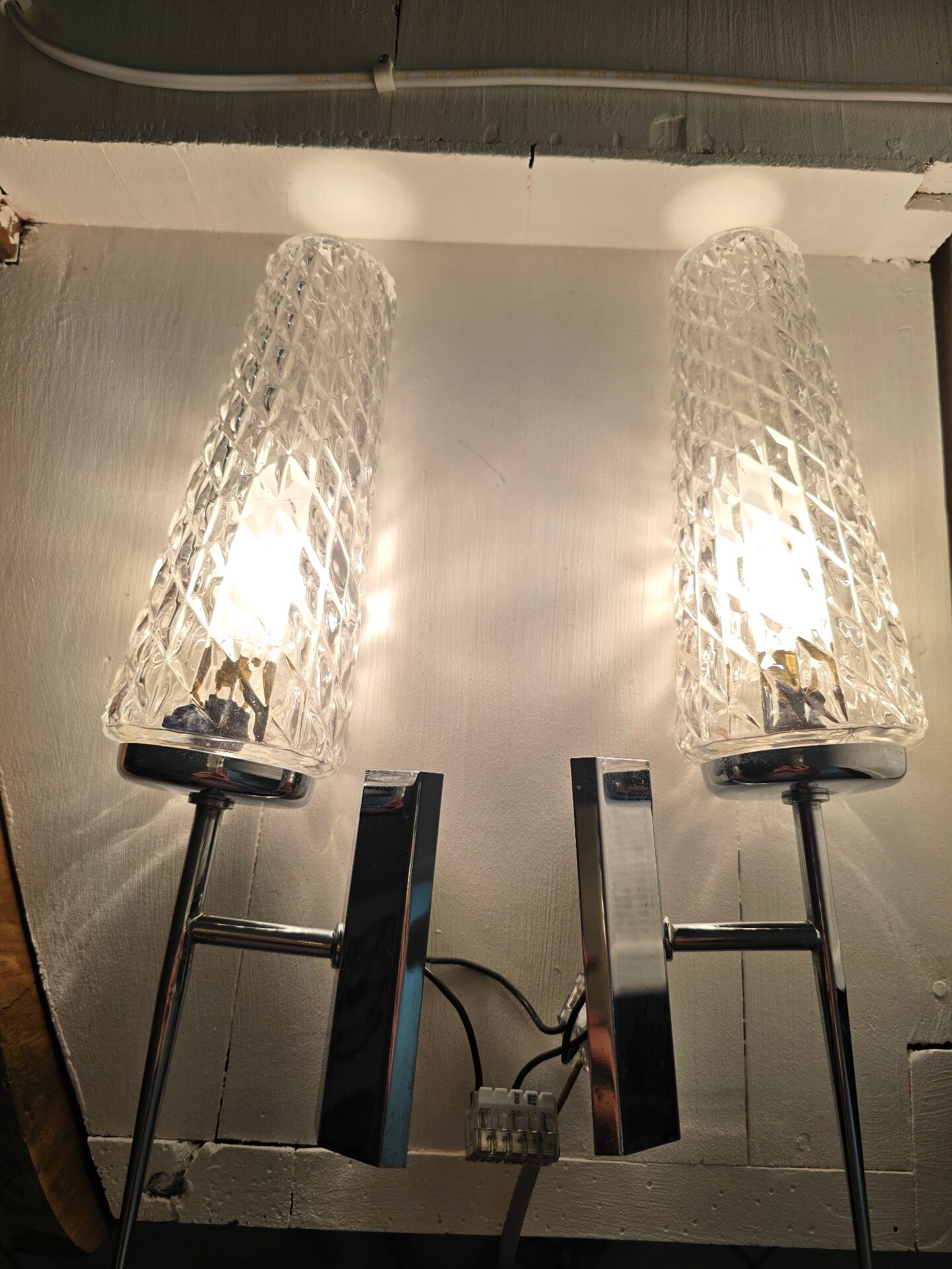 Paire d'appliques chrome et verre ciselé mid-century 