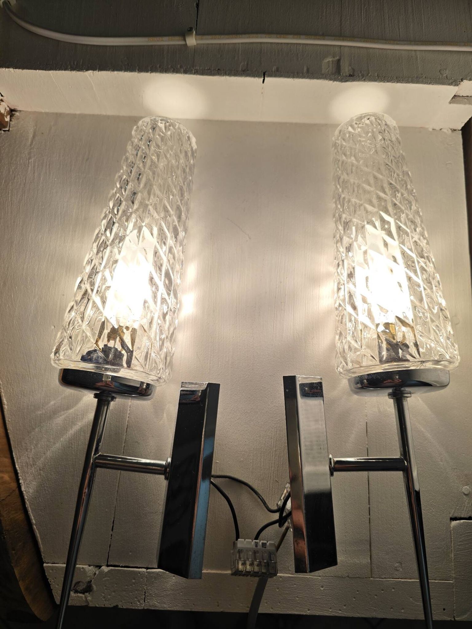 Paire d'appliques chrome et verre ciselé mid-century 