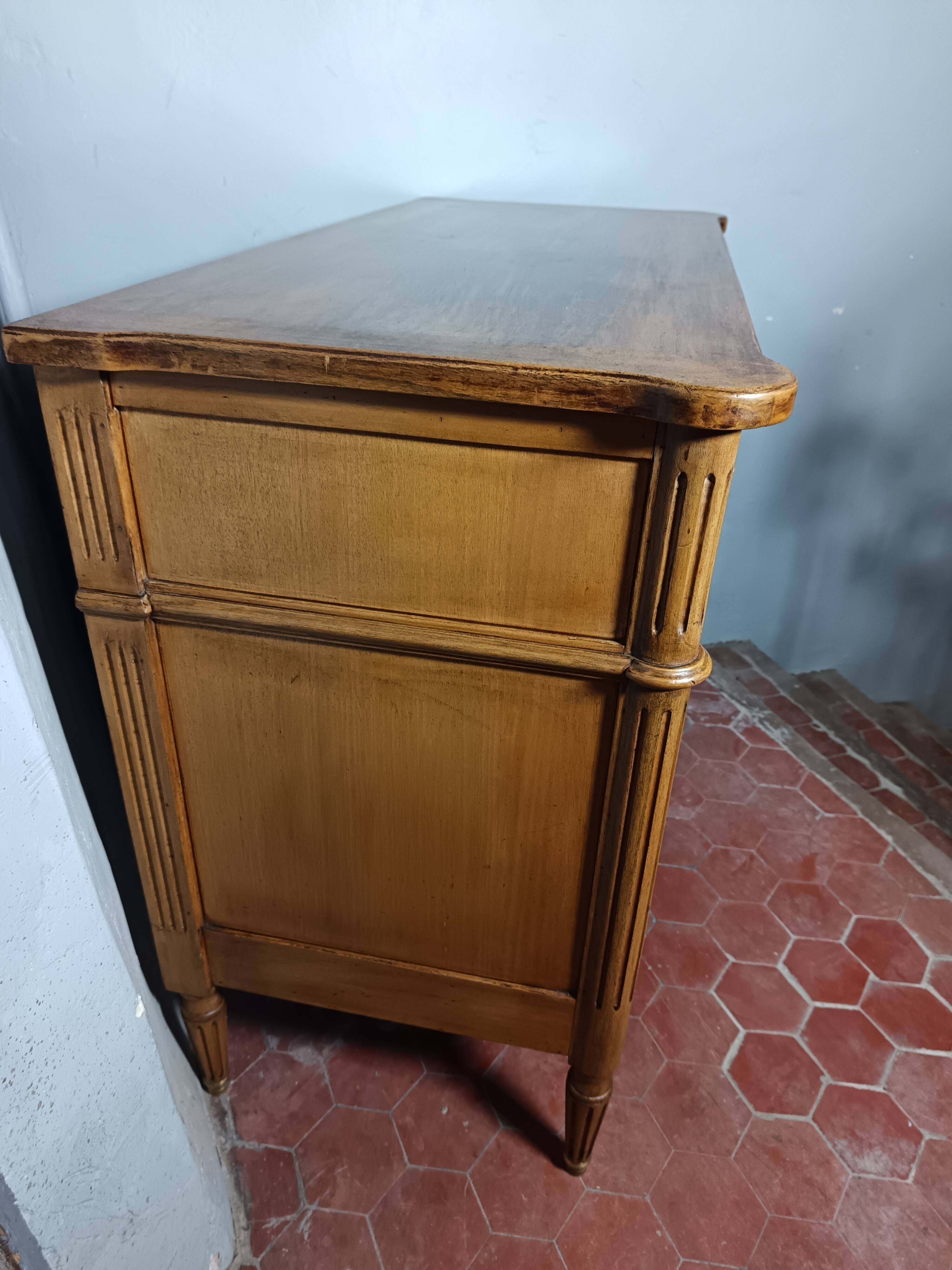 Commode de style Louis XVI ouvrant à trois tiroirs.