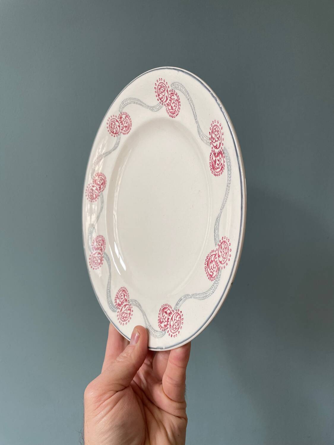 Série de 12 assiettes plates 1900 Terre de Fer en faïence de Longwy