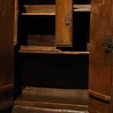 Armoire française du XVIIIe siècle 'fleur-de-lis'